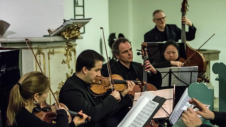 Der Coburger "Chor Unerhört" unter der LEitung von Antoinetta Bafas führte die Misa Tango von Martin Palmeri in Bad Rodach auf.Foto: Jochen Berger
