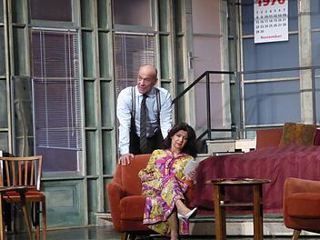 Dominique Lorenz und Heiner Lauterbach als Doris und George beim Theaterring im Kurtheater Bad Kissingen: Begeisternde Schauspielstars in Bernard Slades heiter-ernster Boulevardkomödie "Jahre später, gleiche Zeit" in der Inszenierung der "Komödie im Bayerischen Hof" in München. Foto: Thomas Ahnert