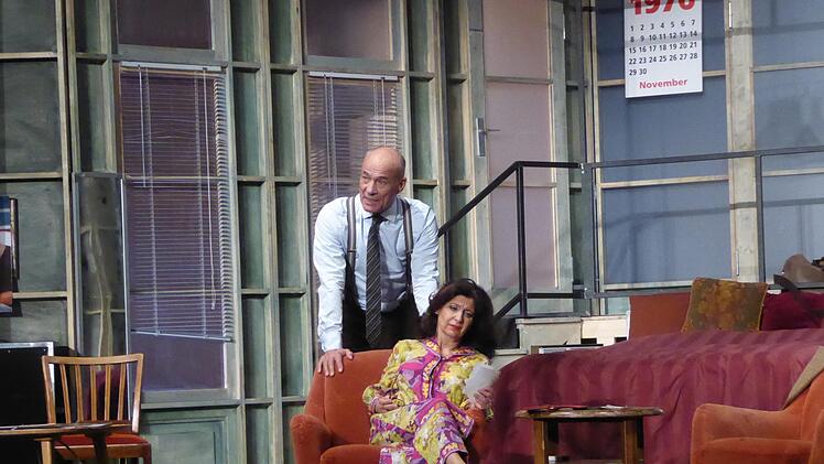Dominique Lorenz und Heiner Lauterbach als Doris und George beim Theaterring im Kurtheater Bad Kissingen: Begeisternde Schauspielstars in Bernard Slades heiter-ernster Boulevardkomödie "Jahre später, gleiche Zeit" in der Inszenierung der "Komödie im Bayerischen Hof" in München. Foto: Thomas Ahnert