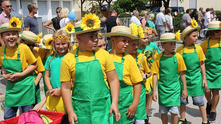Blumen und Kränze für die Mädchen, Fliege und kurze Hosen für die Jungs: Die Grundschule An der Heubischer Straße zeigte, wie das Kinderfest anno dazumahl aussah. Fotos: Michael Stelzner