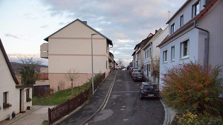 Tempo 30 wünschen sich die Anlieger der Rückertstraße in Eltmann. Der Bauausschuss schaute sich dort um.  Sabine Weinbeer