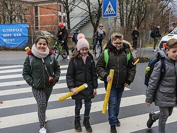 "Elterntaxi geht gar nicht", haben Viertklässler der Adalbert-Stifter-Schule in Forchheim auf große Transparente geschrieben. Foto: Barbara Herbst