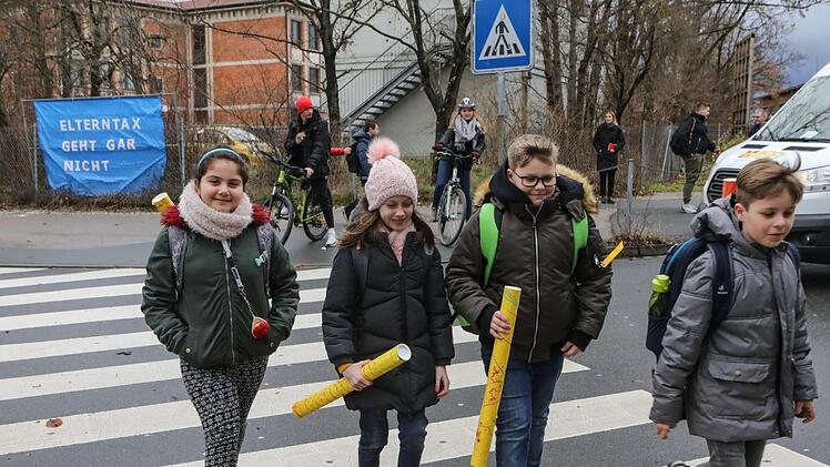 "Elterntaxi geht gar nicht", haben Viertklässler der Adalbert-Stifter-Schule in Forchheim auf große Transparente geschrieben. Foto: Barbara Herbst