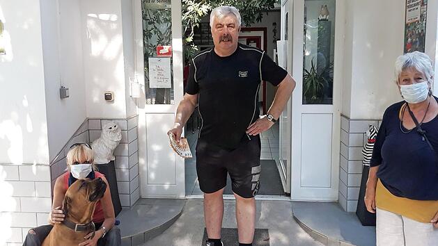 Freddy Winkler &uuml;bergibt das Geld, der gut erzogene Bordeaux-Doggen-R&uuml;de "Domingo" l&auml;sst die Spende nicht aus den Augen.  Foto: privat