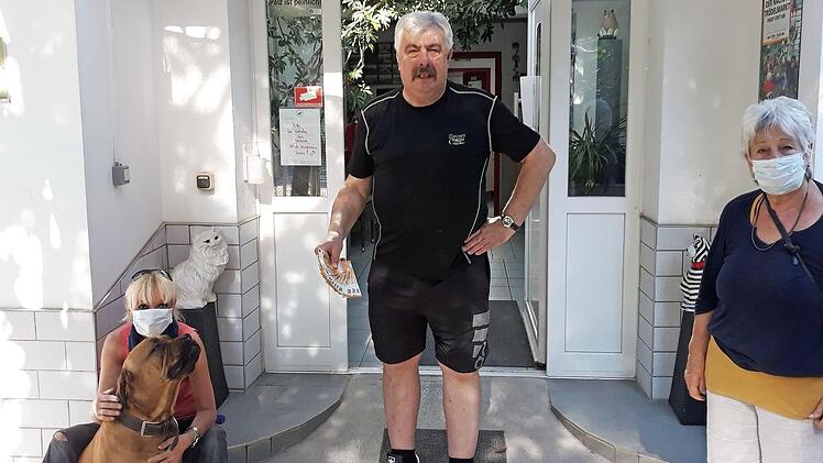 Freddy Winkler übergibt das Geld, der gut erzogene Bordeaux-Doggen-Rüde "Domingo" lässt die Spende nicht aus den Augen.  Foto: privat