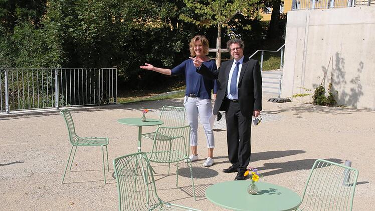 Ingrid Marr und Reinhold Ehl auf der Terrasse des Bürgerhauses Foto: Desombre