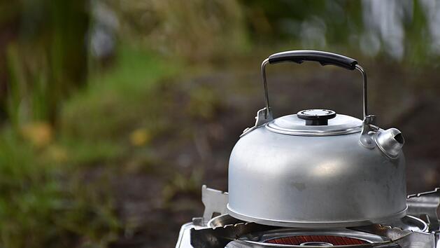 Mit einem Campingkocher kann man auch ohne Strom sein Essen erwärmen.