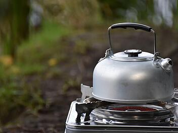 Mit einem Campingkocher kann man auch ohne Strom sein Essen erwärmen.