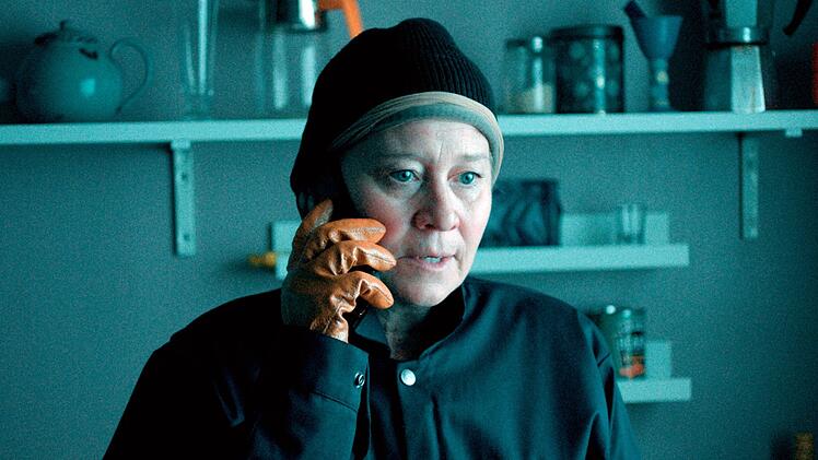 Ditte (Trine Dyrholm) verschafft sich auch mal illegal Zugang zu den Wohnungen ihrer Nachbarn, wenn es f&uuml;r ihre Mission n&ouml;tig ist.