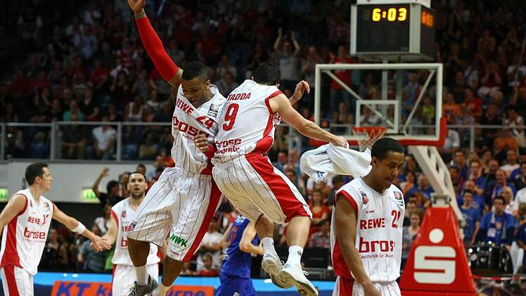 P.J. Tucker und Karsten Tadda lassen es nach einem gelungenen Angriff krachen.