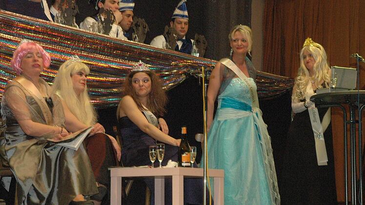 Die Schönheitsköniginnen von der Ermetzia. Von links Gundi Schweinfest, Andreas Pfeiffer, Simone Langguth, Tanja Thema, Petra Fischer und Carola Haßfurter.