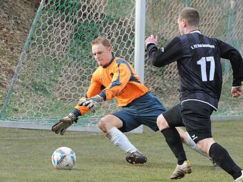Und wieder kein Tor: Ramsthals fehlerfreier Keeper Frank Popp vereitelt hier eine gute Gelegenheit des Bad Brückenauers Konstantin Steigerwald. Foto: Hopf