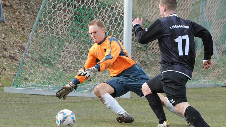 Und wieder kein Tor: Ramsthals fehlerfreier Keeper Frank Popp vereitelt hier eine gute Gelegenheit des Bad Brückenauers Konstantin Steigerwald. Foto: Hopf