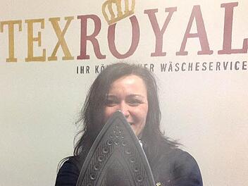 Bügelt schneller als (fast) jede(r) Hausfrau(mann): Xenia Schmidt ist mit "königlicher" Wäsche erfolgreich. Fotos: Nikolas Pelke