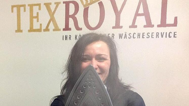 Bügelt schneller als (fast) jede(r) Hausfrau(mann): Xenia Schmidt ist mit "königlicher" Wäsche erfolgreich. Fotos: Nikolas Pelke