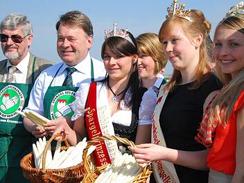 Die Spargelhoheiten präsentierten das erste königliche Gemüse der Saison.