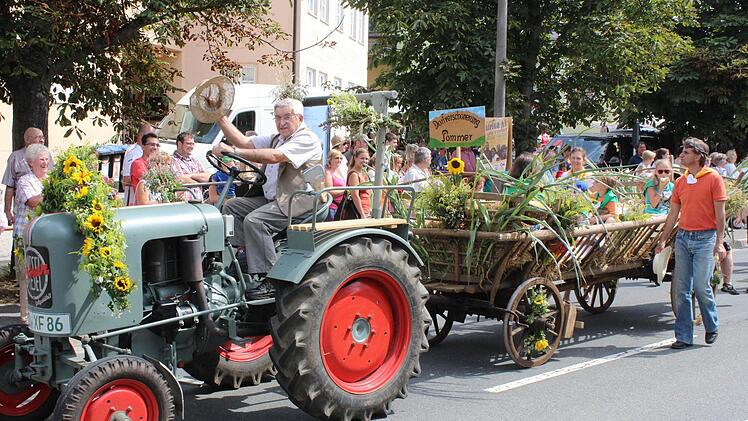 Ein alter Zugwagen beteiligt sich am Festumzg in Igensdorf. Fotos: fra-press