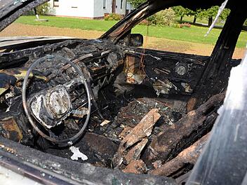 Aus diesem ausgebrannten Wrack konnte sich der 82-jährige Fahrer noch selbst befreien, nachdem er mit seinem Daimler heute Mittag geradeaus über den Euerdorfer Kreisel gefahren war. Danach musste er in ein Krankenhaus eingeliefert werden. Fotos: Peter Rauch