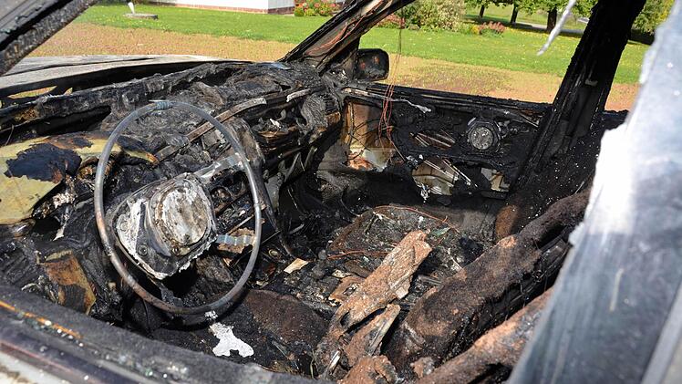 Aus diesem ausgebrannten Wrack konnte sich der 82-jährige Fahrer noch selbst befreien, nachdem er mit seinem Daimler heute Mittag geradeaus über den Euerdorfer Kreisel gefahren war. Danach musste er in ein Krankenhaus eingeliefert werden. Fotos: Peter Rauch