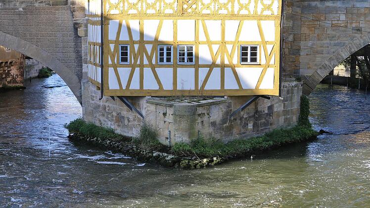 Der niedrigere Wasserstand macht ein Stück der Insel sichtbar, auf der das Alte Rathaus steht.Foto: Barbara Herbst