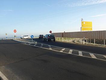 Die Kreuzung an der B 19 mit der Verbindung zu Eltingshausen und Rottershausen wird als Kreisverkehr umgebaut. Foto: Stefan Geiger