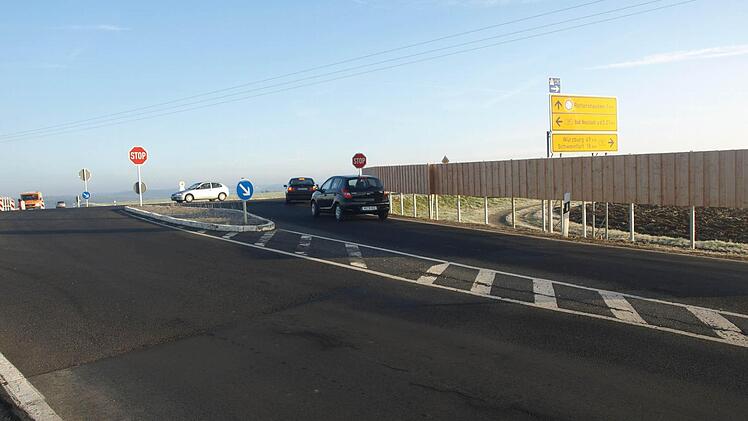 Die Kreuzung an der B 19 mit der Verbindung zu Eltingshausen und Rottershausen wird als Kreisverkehr umgebaut. Foto: Stefan Geiger