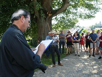 Viele Punkte sammelte Fatschenbrunn beim Besuch der Jury im Landeswettbewerb "Unser Dorf hat Zukunft - Unser Dorf soll schöner werden". Ausgezeichnet wurde das kleine Steigerwalddorf mit einer Bronzemedaille und dem Sonderpreis des Bauernverbandes für den Erhalt der Hutzelkultur. Unser Bild entstand beim Besuch der Bewertungskommission am Donnerstagnachmittag. Fotos: Sabine Weinbeer