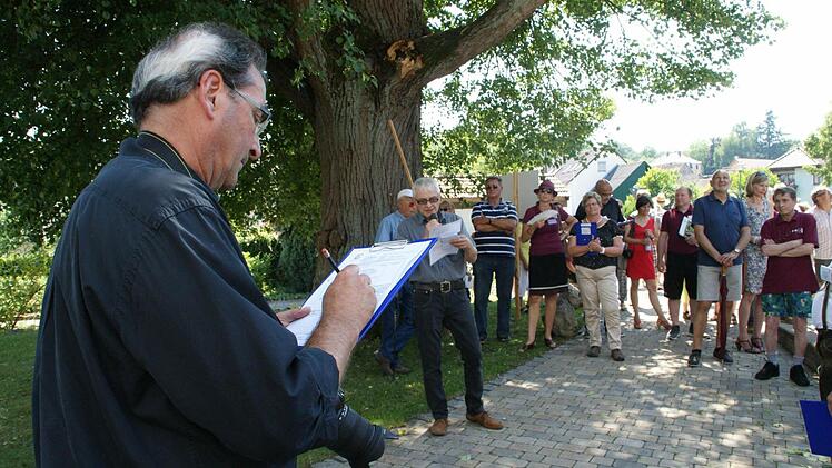 Viele Punkte sammelte Fatschenbrunn beim Besuch der Jury im Landeswettbewerb "Unser Dorf hat Zukunft - Unser Dorf soll schöner werden". Ausgezeichnet wurde das kleine Steigerwalddorf mit einer Bronzemedaille und dem Sonderpreis des Bauernverbandes für den Erhalt der Hutzelkultur. Unser Bild entstand beim Besuch der Bewertungskommission am Donnerstagnachmittag. Fotos: Sabine Weinbeer