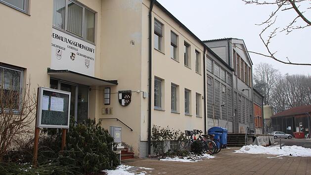 Im linken Teil des Uehfelder Rathauses sind die Verwaltungsr&auml;ume angesiedelt. Der Glasbau im rechten Teil des Geb&auml;udes beherbergt den Bauhof und die B&uuml;cherei.  Fotos: Franziska Rieger