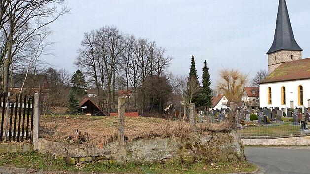 Am Kirchenring wird der gemeindliche Bautrupp auf dem früheren Grundstück von Adam Jahreis (links im Bild) maximal zehn Parkplätze anlegen, um die Parkplatznot zu lindern. Als Belag wird ein Betonpflaster gewählt. Die Materialkosten bezifferte Bürgermeister Schneider auf 15 000 bis 20 000 Euro.  Foto: Werner Reißaus