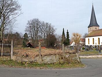 Am Kirchenring wird der gemeindliche Bautrupp auf dem früheren Grundstück von Adam Jahreis (links im Bild) maximal zehn Parkplätze anlegen, um die Parkplatznot zu lindern. Als Belag wird ein Betonpflaster gewählt. Die Materialkosten bezifferte Bürgermeister Schneider auf 15 000 bis 20 000 Euro.  Foto: Werner Reißaus