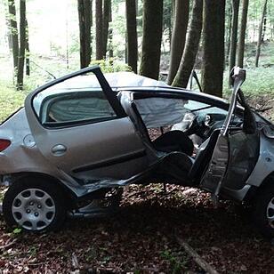 Egloffstein: Autofahrerin kracht 30 Meter in den Wald