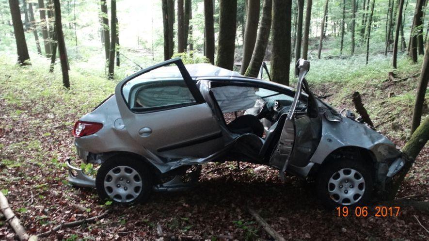 Egloffstein: Autofahrerin kracht 30 Meter in den Wald