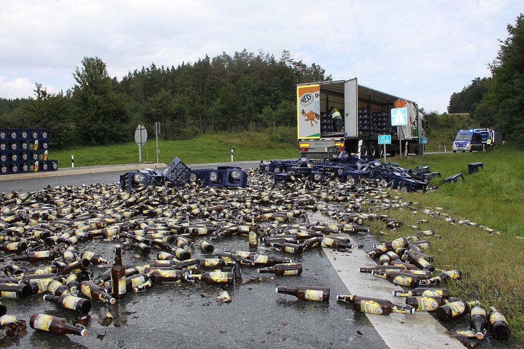 Landkreis Kulmbach: Bierlaster verliert Ladung auf B85