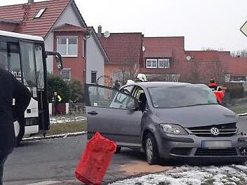Bei Kleinaugsfeld stie&szlig;en der VW Golf und der Omnibus zusammen.  Foto: Christian Licha