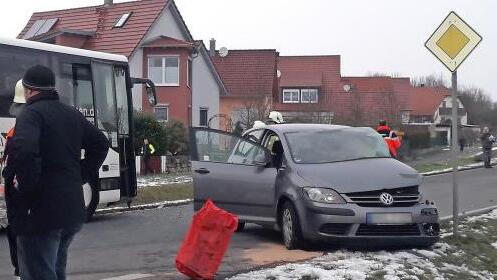 Bei Kleinaugsfeld stie&szlig;en der VW Golf und der Omnibus zusammen.  Foto: Christian Licha