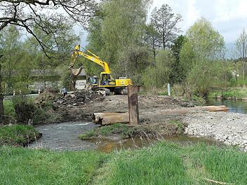 Die marode Brücke im Untersteinacher Orsteil Hummendorf ist abgerissen. Bis 18. Oktober soll nicht nur die neue Brücke, sondern auch der Ausbau des Straßenstücks bis zur alten B 289 fertiggestellt sein. Die Gesamtkosten belaufen sich auf rund 950 000 Euro.Peter Müller