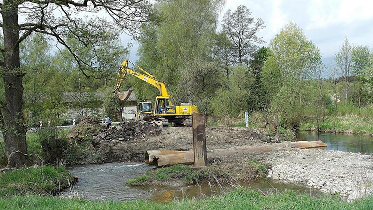 Die marode Brücke im Untersteinacher Orsteil Hummendorf ist abgerissen. Bis 18. Oktober soll nicht nur die neue Brücke, sondern auch der Ausbau des Straßenstücks bis zur alten B 289 fertiggestellt sein. Die Gesamtkosten belaufen sich auf rund 950 000 Euro.Peter Müller