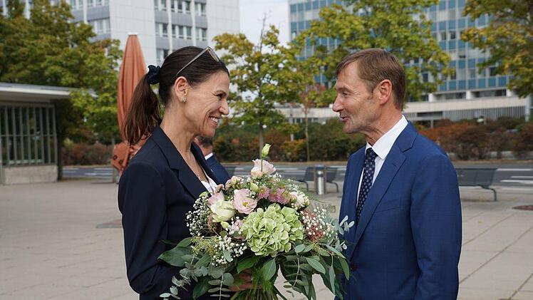 Blumen für die Dame: Klaus Helmrich, Mitglied des Vorstands der Siemens AG, bedankte sich bei Prof. Dr. med. Marion Kiechle, Ministerin für Wissenschaft und Kunst, für ihren Besuch.   Foto: Pascale Ferry