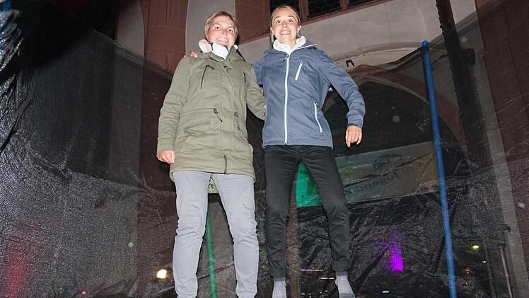 Martina Zeiß (links) und Martina Hußlein aus Haßfurt genossen die fünfte Nacht der offenen Kirchen in Haßfurt. Unter anderem tobten sie sich auf dem Trampolin in der Stadtpfarrkirche aus.