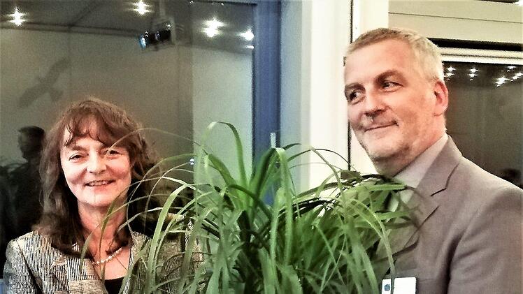 Laudatorin Prof. Dr. Marion Haubitz, Chefärztin am Klinikum Fulda, gratuliert ihrem Ex-Kollegen Dr. Hans-Joachim Müller zur neuen Aufgabe. Foto: Sigismund von Dobschütz