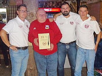Dem Vorsitzenden des Fan-Clubs Effelder, Lutz Falkenberg (2. v. links), wurde von Frank Müller (links) in Beisein von Stellvertreter Stefan Lutz und Beisitzer Michael Haase vom Fanclub Neuenmarkt die Urkunde für 25-jährige Mitgliedschaft überreicht. Foto: Joachim Beez