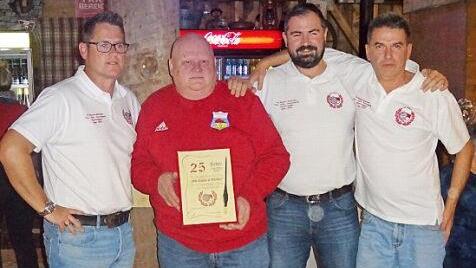 Dem Vorsitzenden des Fan-Clubs Effelder, Lutz Falkenberg (2. v. links), wurde von Frank Müller (links) in Beisein von Stellvertreter Stefan Lutz und Beisitzer Michael Haase vom Fanclub Neuenmarkt die Urkunde für 25-jährige Mitgliedschaft überreicht. Foto: Joachim Beez