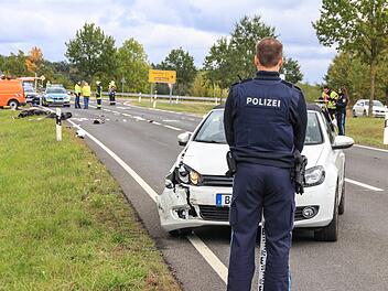 Schwerer Unfall bei Bamberg: Die Polizei sucht Zeugen zum t&ouml;dlichen Ungl&uuml;ck. Ein 15-J&auml;hriger ist dabei ums Leben gekommen.  Foto:  Merzbach/News5
