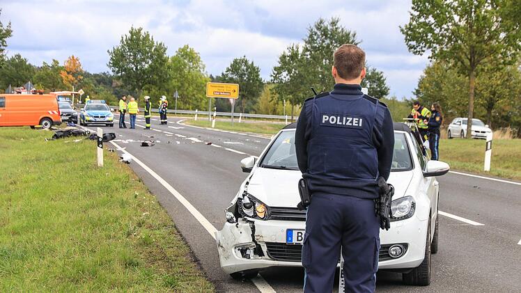 Schwerer Unfall bei Bamberg: Die Polizei sucht Zeugen zum tödlichen Unglück. Ein 15-Jähriger ist dabei ums Leben gekommen.  Foto:  Merzbach/News5
