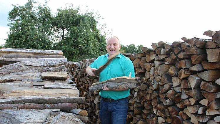 Daniel Wehner ist gerüstet für die kühlere Jahreszeit. Er hat genug Holz gemacht, damit es im Haus schön warm ist.Heike Beudert
