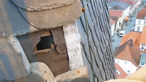 Im Frühjahr hatte der Sturm solche Schäden am Kirchturm angerichtet. Das Bild zeigt auch einen Blick in die Schlesingerstraße.