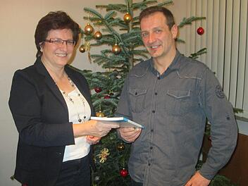 Bürgermeisterin Patricia Schießer vereidigte den neuen Gemeinderat Jürgen Gock als Nachfolger des ausgeschiedenen Christian Rost.Winfried Ehling