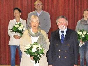 Coronagerechter Abstand mit Ehefrauen bei der Verabschiedung vom Gemeinderat (von links): Gerhard Lehrfeld, Rolf Rosenbauer, Ulrike und Andreas Schulz, Uschi und Wilhelm Kirchner, Bianca und Michael Mnich sowie Ludmila und Uwe Wenzel  Foto: Norbert Karbach