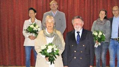Coronagerechter Abstand mit Ehefrauen bei der Verabschiedung vom Gemeinderat (von links): Gerhard Lehrfeld, Rolf Rosenbauer, Ulrike und Andreas Schulz, Uschi und Wilhelm Kirchner, Bianca und Michael Mnich sowie Ludmila und Uwe Wenzel  Foto: Norbert Karbach